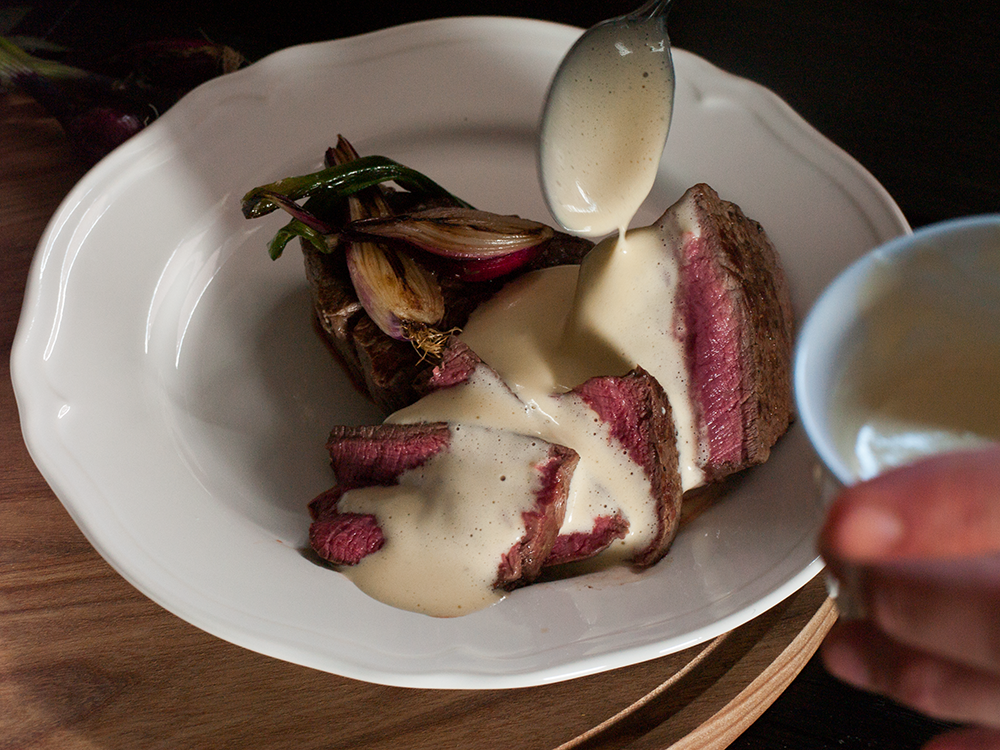 Steak mit Sauce Art Bearnaise und Eachtling Kürbis Gratin
