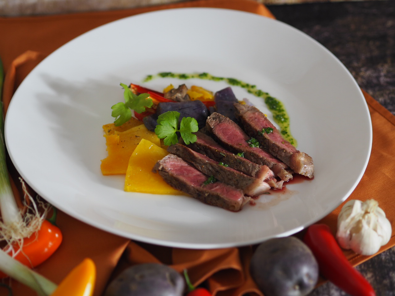 Steak mit Vitelotte Trüffelkartoffel Muskatkürbis Ofengemüse und grünem Salsa Pesto