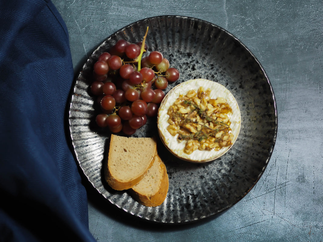 Ofen-Camembert mit Walnüssen, Honig und Thymian ⋆ Der Wirtshausblog