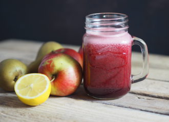 Vitamin-Boost-Drink-Karotte-Apfel-Birne-Zitrone-und-Rona