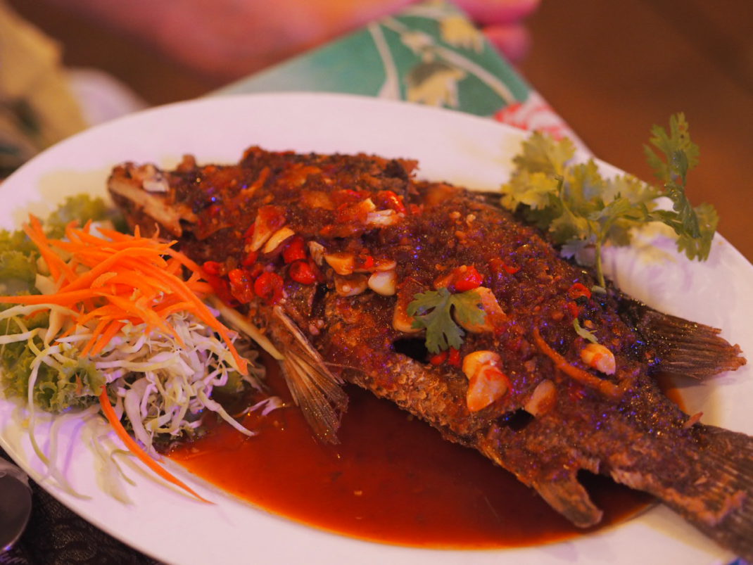 Thailändische-Küche-Frittierter-Red-Snapper-in-Chilisauce