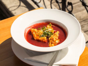 rote-beete-suppe-mit-karamellisierten-apfelschöberl-seeböcken-hotel-zum-weißen-hirschen