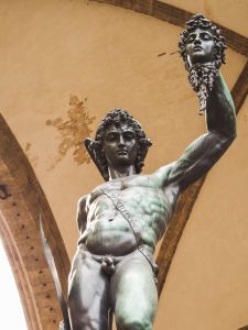 Rund um den David Statue am Palazzo Vecchio in Florenz